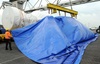 Mit dieser blauen Folie soll die Gasturbine während des Transports und der Lagerung geschützt werden.