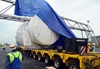 Mit dieser blauen Folie soll die Gasturbine während des Transports und der Lagerung geschützt werden.