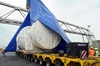 Mit dieser blauen Folie soll die Gasturbine während des Transports und der Lagerung geschützt werden.