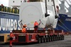 Dieser Tieflader bringt den Generator zu seinem Zwischenstop auf dem Gelände von Weser Port.