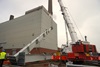 Vom Hafen zur Baustelle: Hier wird gerade die erste Stütze für das Maschinenhaus aufgestellt.