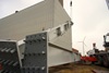 Vom Hafen zur Baustelle: Hier wird gerade die erste Stütze für das Maschinenhaus aufgestellt.