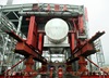 Noch immer in Seewasserschutzfolie gehüllt schwebt die Gasturbine mit ihren 320 Tonnen ihrem Ziel entgegen.
