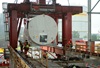 Ein Teil der Gasturbine ist schon im Maschinenhaus verschwunden.