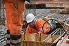  Hier wird die letzte Chance genutzt, Haken und ähnliche Stahlbauteile im Fundament zu verankern.