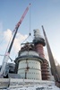Schlusssegment des Schornsteins wird montiert