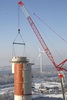 Schlusssegment des Schornsteins wird montiert