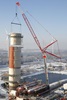 Schlusssegment des Schornsteins wird montiert