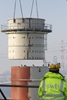 Schlusssegment des Schornsteins wird montiert